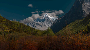 山间秋色中的巍峨雪山