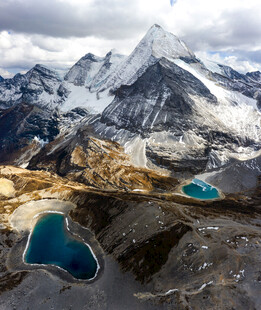 雪山下的静谧湖泊美景