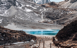 雪山下的碧蓝湖泊美景