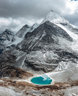 雪山下的静谧蓝湖