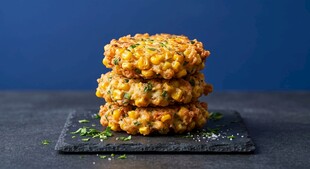 堆叠的美味炸物