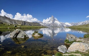 高山湖泊美景