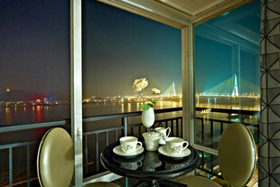 阳台夜景精致茶具与城市风光