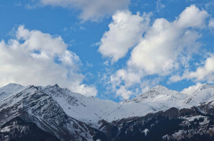 雪山蓝天美景