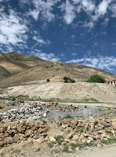 山间碎石场景