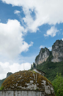 山间古建与壮丽峰景