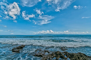 海边礁石与蔚蓝天空海景