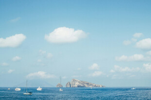 碧海蓝天中的海上景观