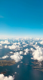 高空俯瞰云海与大地景观