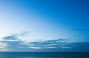 海边蓝天美景