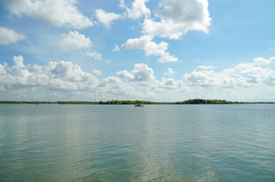 宁静湖面与蓝天白云美景