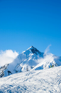 巍峨雪山壮丽景观