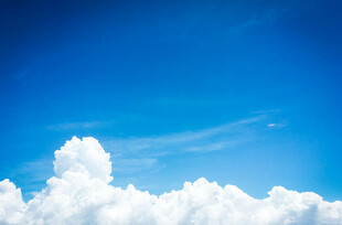 蓝天白云的纯净美景
