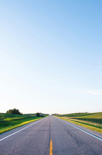 宽阔公路伸向远方