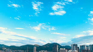 城市蓝天远山美景