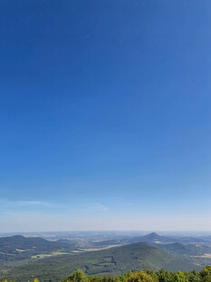 广阔蓝天与连绵山峦美景