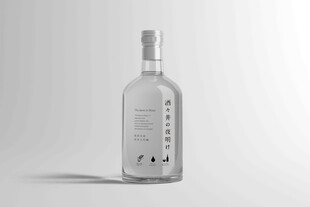透明瓶装酒展示