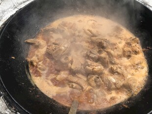 锅中炖煮的美味肉块