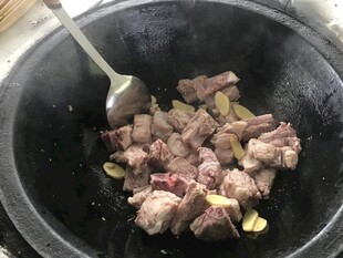 锅中翻炒的鲜嫩肉块