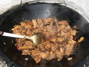 锅中翻炒的美味食材