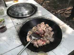 户外煎制美味肉类料理