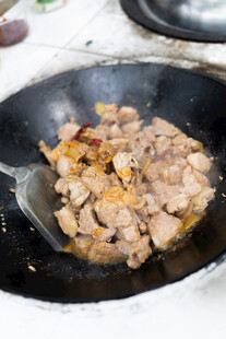 锅中烹饪的美味鸡肉块