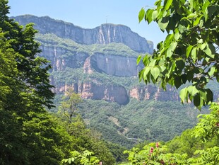 山林间的壮丽巍峨山峰