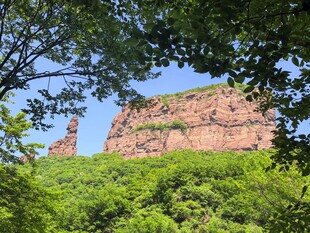 山林间的红色岩石景观