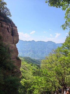 峻岭峭壁间的绿意风光