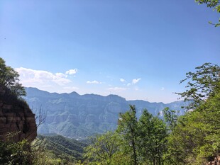 山间美景绿意与山峦相映