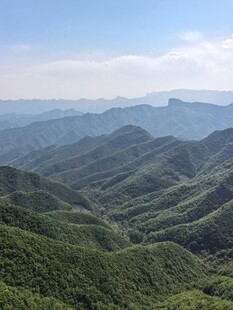 山峦叠翠的壮美自然风光