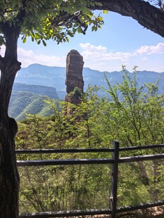 山间石柱景观