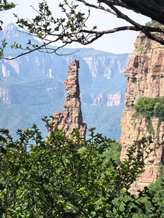 奇峰耸立的壮丽山景