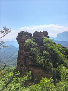 峻峭山峰绿意盎然
