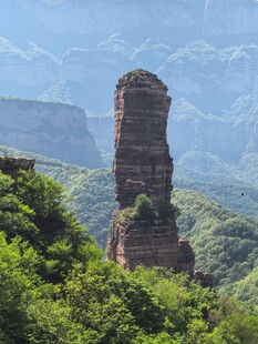 奇峰屹立于葱郁山林间