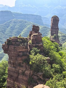 奇峰耸立绿意环绕的美景