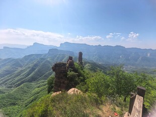 山巅美景远眺连绵青山