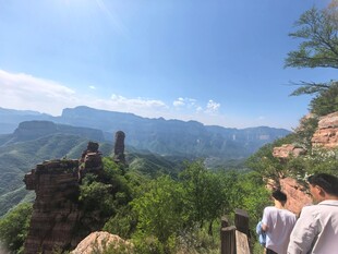 游客赏山间美景