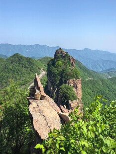 险峻山峰上的壮美自然景观