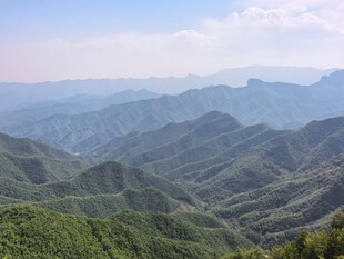 山峦叠翠的壮美自然景观