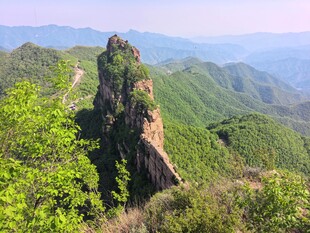 峻岭奇峰绿意盎然的山景
