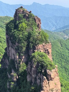 巍峨奇峰绿意盎然