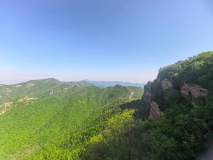 山峦葱郁的壮丽自然风光
