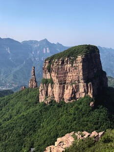 巍峨山峰绿植覆盖