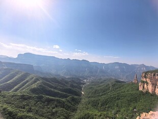 山峦叠翠间的壮美风光
