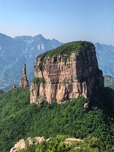 巍峨奇峰屹立于绿意间