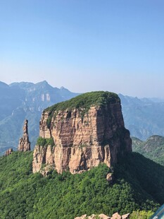 巍峨奇峰屹立青山间