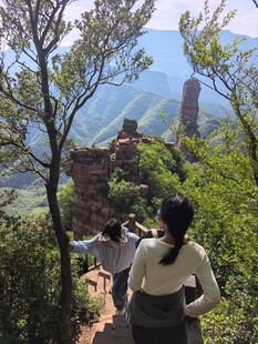 山间徒步的女子