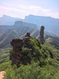 奇峰屹立于葱郁山峦间