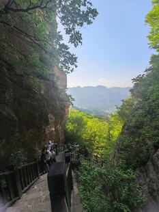 山间步道漫步赏秀丽风光